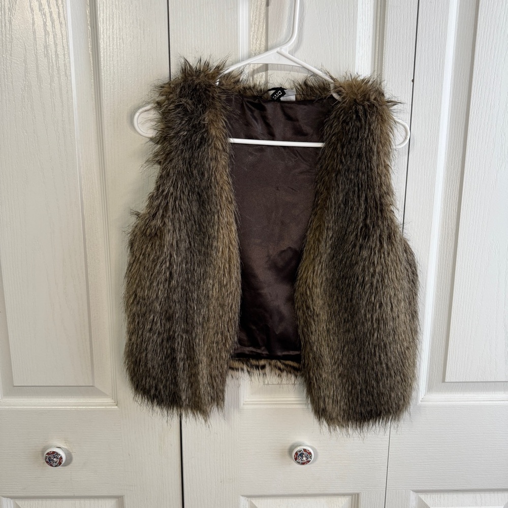 Divided faux fur sleeveless vest size 6